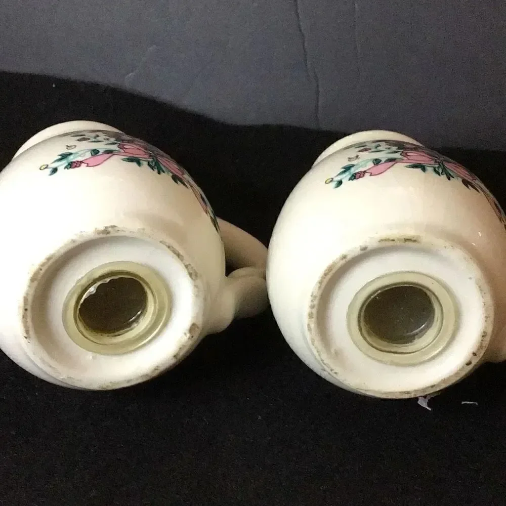Beautiful vintage Berry, vine, and bouquet, salt, and pepper shakers ￼￼